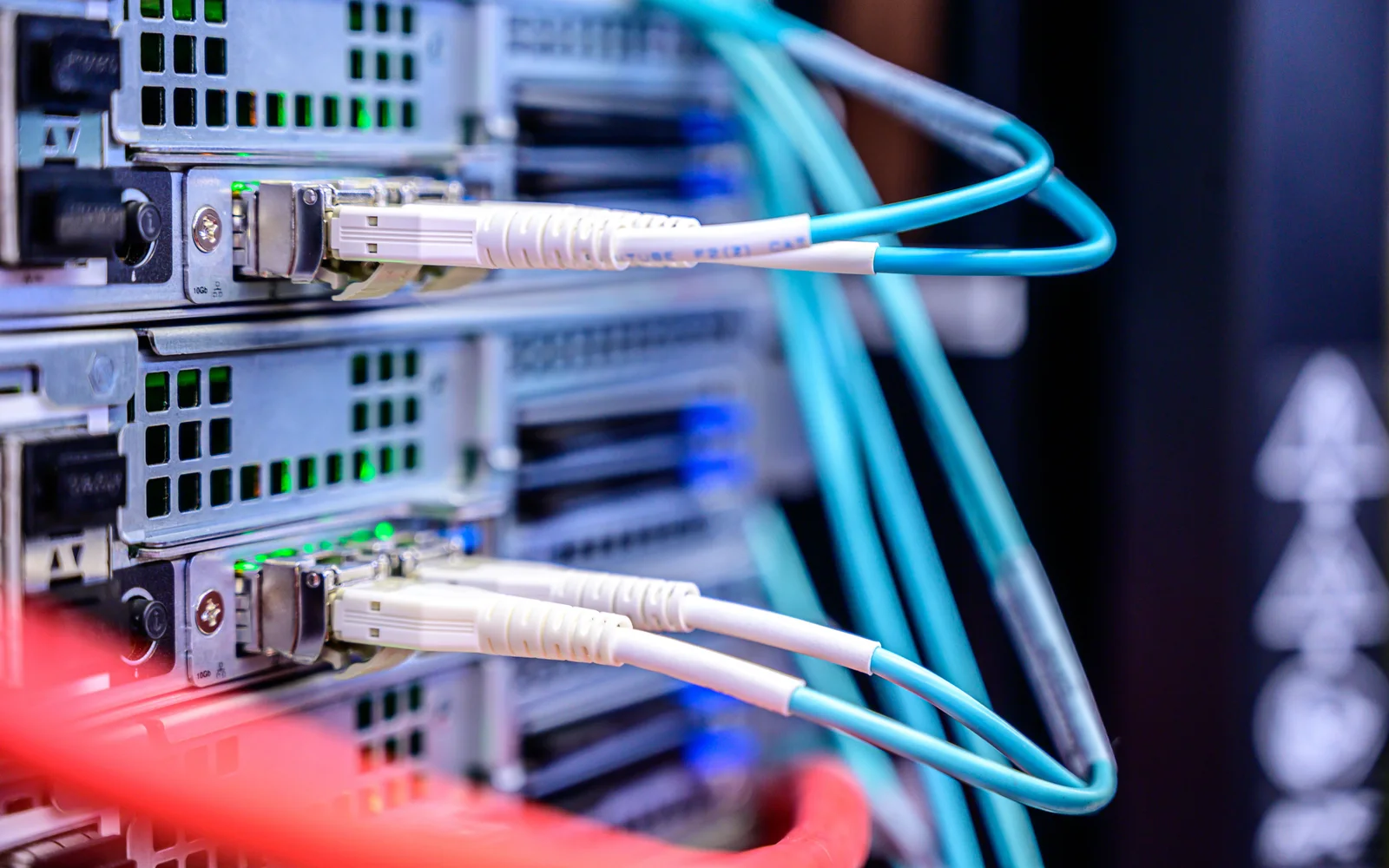 Przewody sieciowe łączące urządzenia w serwerowni